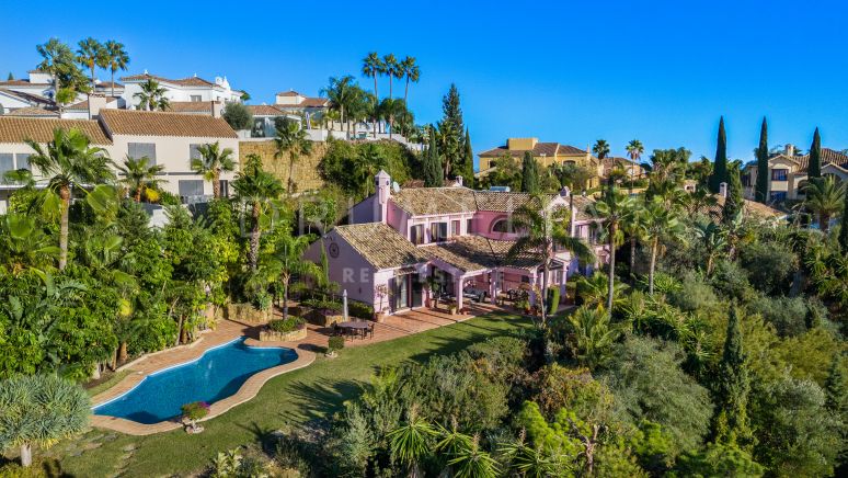 Charmante luxe villa in Andalusische stijl met idyllisch uitzicht in Puerto del Almendro, Benahavis