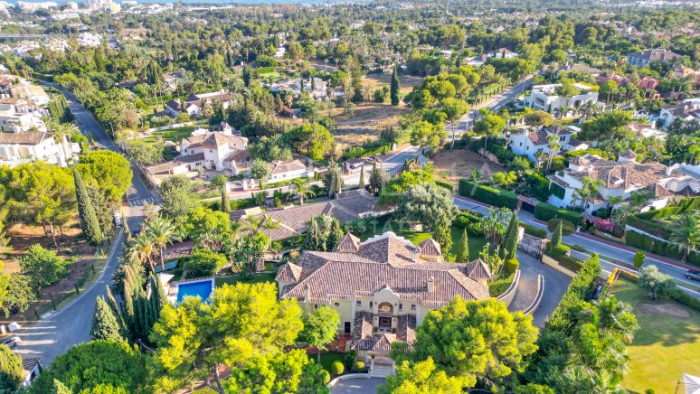 Lujosa villa de estilo mediterráneo con vistas al mar en Sierra Blanca, Milla de Oro de Marbella