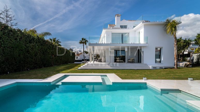 Villa de lujo moderna renovada y con estilo con vistas al mar en venta en Nueva Andalucia, Marbella