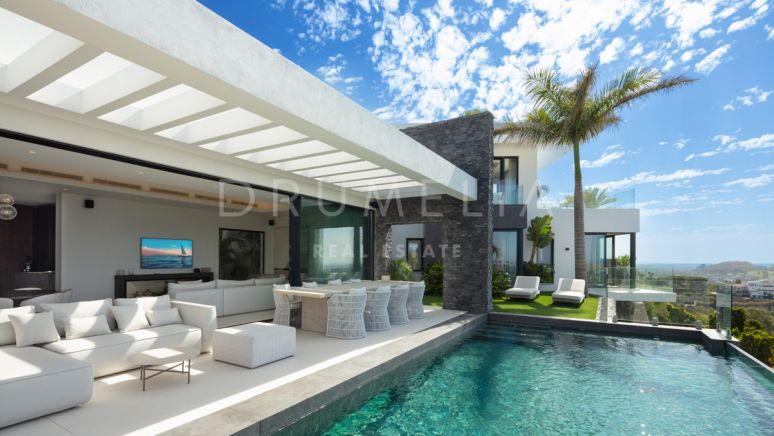 Gloednieuwe moderne luxe villa met idyllisch uitzicht op een ansichtkaart in El Herrojo, La Quinta, Benahavís