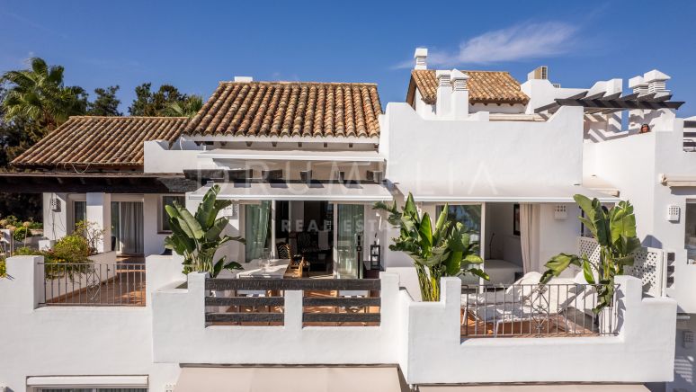 Exquisite front line beach luxury apartment with sea views in resort-style Alcazaba Beach, Estepona