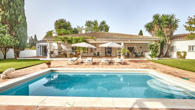 Preciosa casa de estilo mediterráneo a pocos metros de la playa en venta en Casasola, Estepona