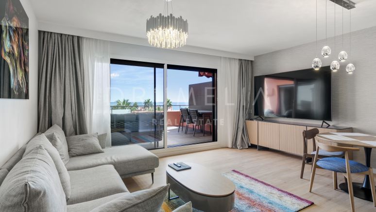 Modernes Luxus-Penthouse am Strand mit Panoramablick in Las Salinas, New Golden Mile von Estepona