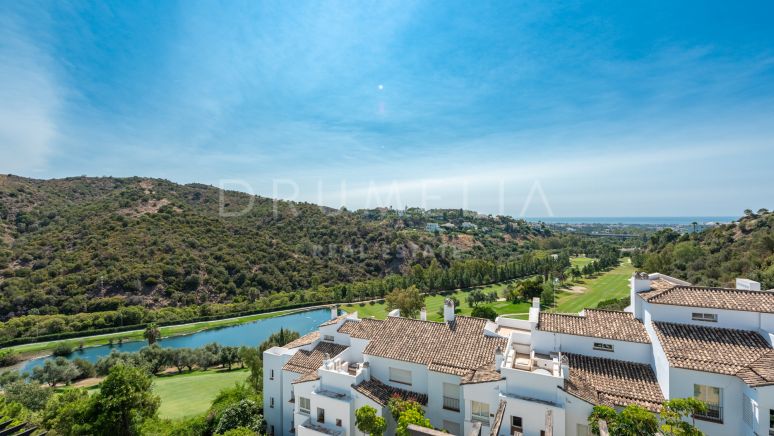 Superb lyxig takvåning i modern klassisk stil med panoramautsikt i Altos de la Quinta, Benahavis