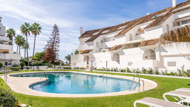 Aantrekkelijk duplex penthouse met veel potentieel en uitzicht op de bergen en de zee in Nueva Andalucía