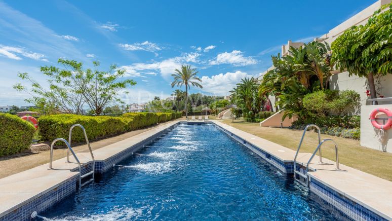 Schönes Luxus-Duplex-Penthouse mit Panoramablick auf das Meer in Nueva Andalucia, Marbella