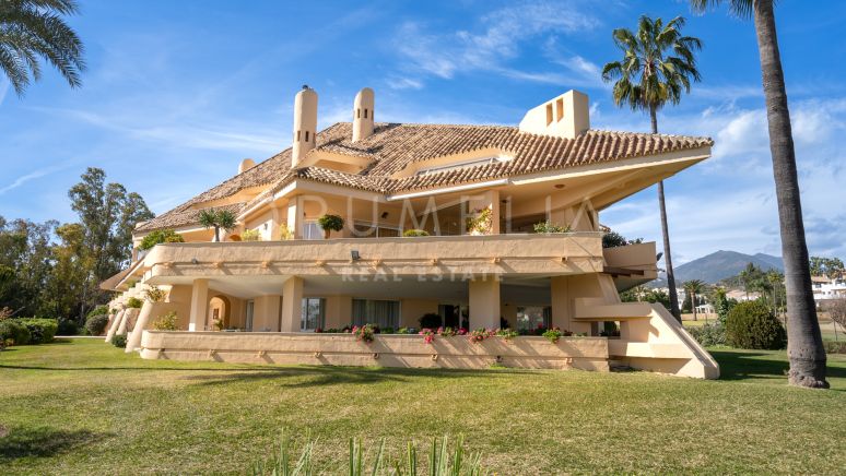 Prestigeträchtiges Golf-Penthouse in erster Reihe mit Panoramablick und Potenzial, Las Brisas, Nueva Andalucia