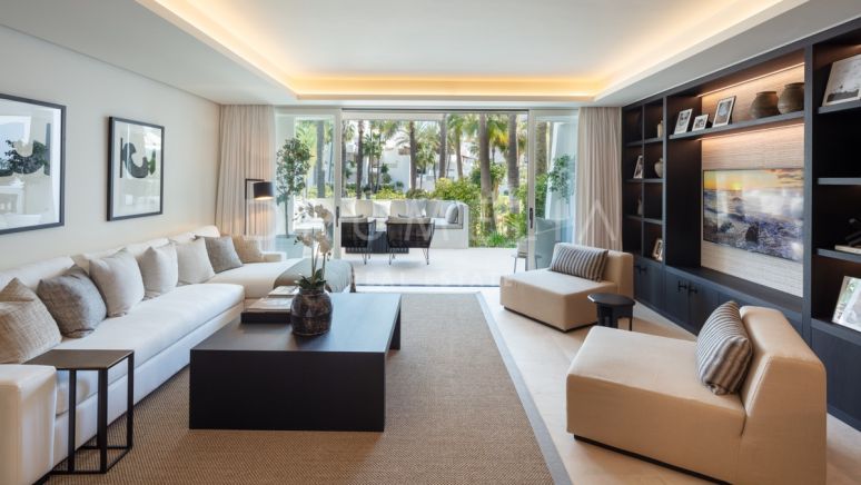 Outstanding luxury apartment steps away from golden beaches in Puente Romano,Marbella’s Golden Mile