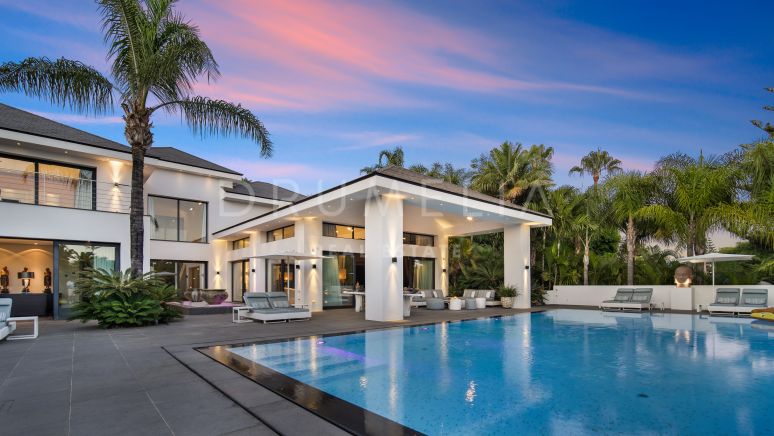 Spectaculaire moderne high-end villa aan het strand met luxe voorzieningen, Los Monteros Playa, Marbella Oost
