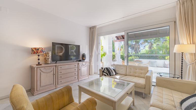 Appartement avec jardin à distance de marche de la plage à vendre à Marbella Golden Mile.