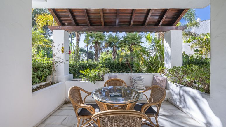 Appartement avec jardin à distance de marche de la plage à vendre à Marbella Golden Mile.