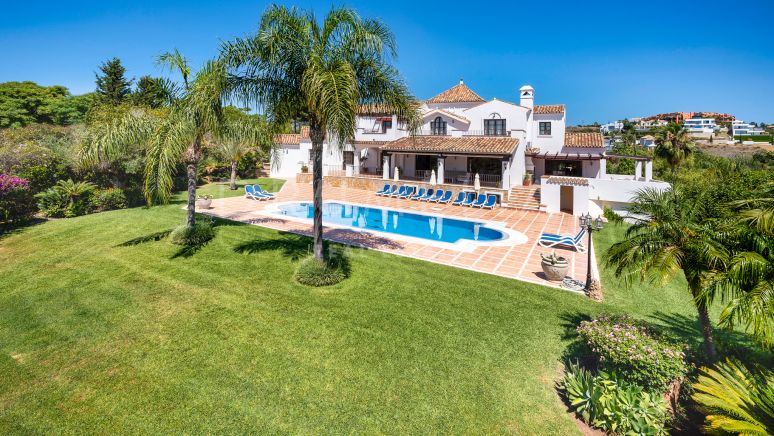 Fantastisk lyxvilla i klassisk stil med utsikt över golfbanan i Cancelada, Estepona