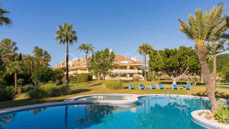 Apartamento completamente reformado con vistas al golf en las Brisas, Nueva Andalucía, Marbella.