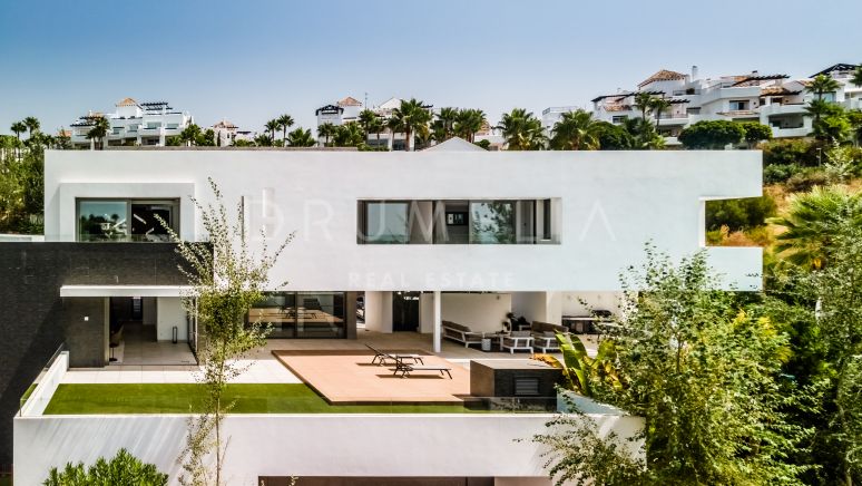 Eco-Friendly and Contemporary style villa for sale in in La Alquería, Benahavis