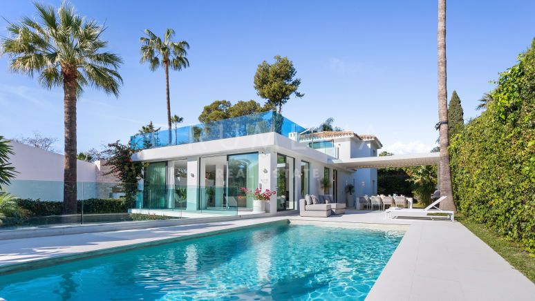 Villa moderna de lujo en venta en el corazón de Nueva Andalucía, Marbella.