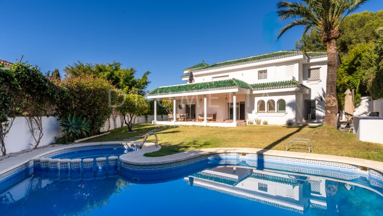 Traditionelle mediterrane Villa mit privatem Pool in bester Lage, Nueva Andalucia