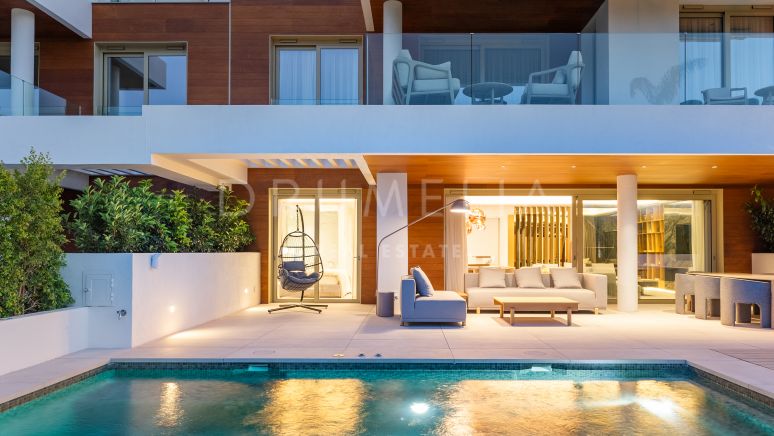 Impresionante apartamento dúplex de lujo chic de estilo contemporáneo con piscina y jardín, Marbella Milla de Oro