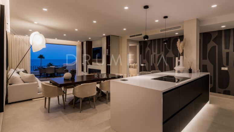 Modernes Luxus-Duplex-Penthouse am Strand mit Meerblick in Bahía del Velerín, Estepona