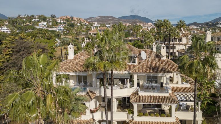 Prachtig duplex penthouse met privé zwembad en uitzicht op de golfbaan te koop in Nueva Andalucia , Marbella.