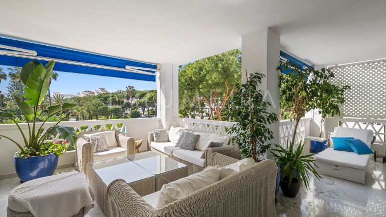 Precioso apartamento en venta en la prestigiosa urbanización Playas del Duque, Puerto Banús Marbella