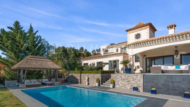 Villa luxueuse avec élégance traditionnelle et vue sur la mer à Altos de Los Monteros, Marbella