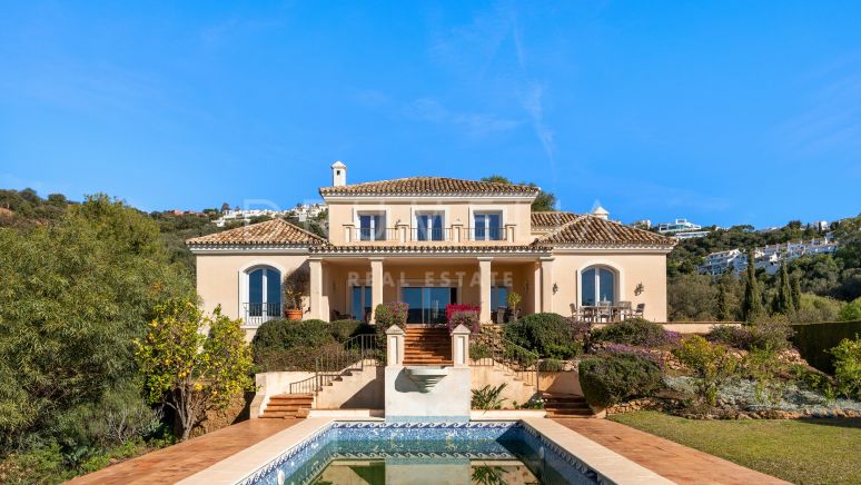 Los Altos de Los Monteros, Villa med 4 sovrum: Klassisk stil med panoramautsikt över havet