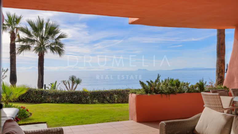 Strandnära lägenhet på bottenvåningen med fascinerande havsutsikt till salu i Cabo Bermejo Estepona
