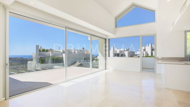 Atico a estrenar de 3 dormitorios con vistas panoramicas al mar en Marbella Club Hills, Benahavis.