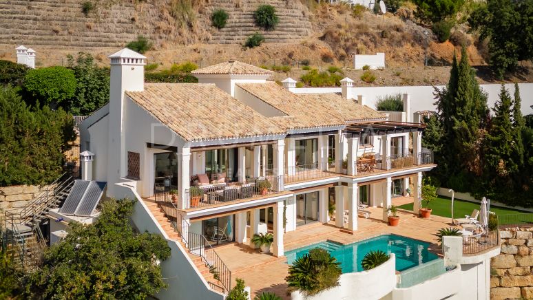 Belle villa de style andalou avec piscine à débordement et vue sur la mer et la montagne à Monte Mayor