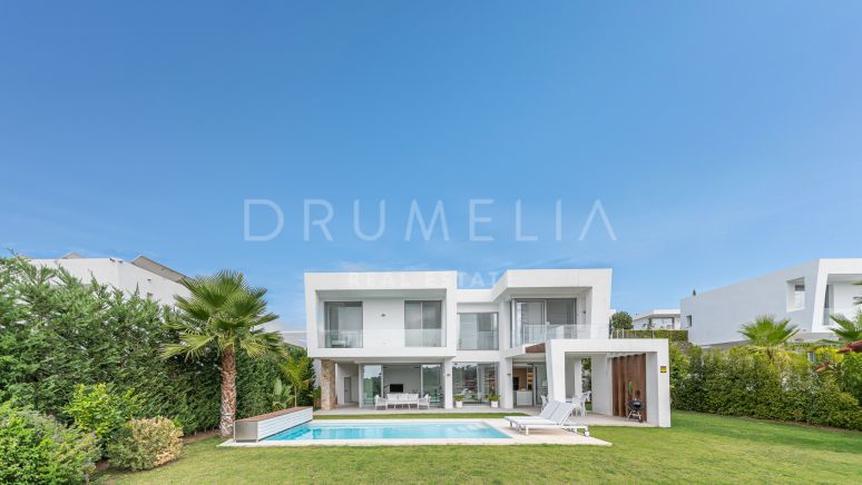Moderne villa in gesloten urbanisatie met zwembad en uitzicht op de golfbaan in Santa Clara, Marbella