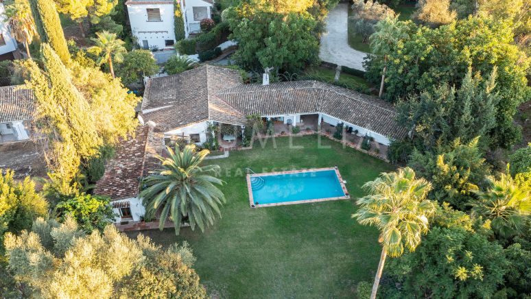 Charmante villa de luxe en première ligne de golf avec un grand potentiel à Los Naranjos Golf, Nueva Andalucia, Marbella.