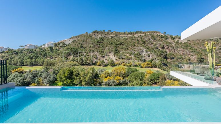 Front-line golf nieuwe moderne luxe villa met panoramisch uitzicht in Lomas de La Quinta, Benahavis
