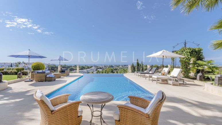 Atemberaubende mediterrane Luxusvilla mit Panoramablick in El Herrojo Alto, La Quinta, Benahavis