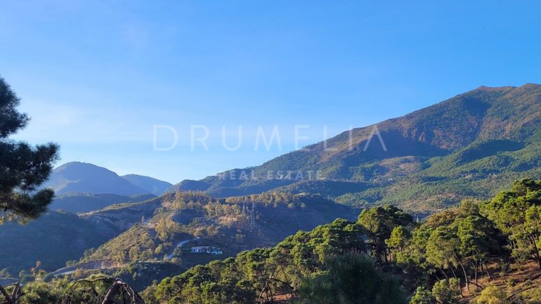 Stor och vacker tomt för byggnation med lugn utsikt över bergen i exklusiva La Zagaleta, Benahavís