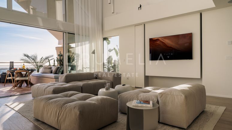 Stilvoll renoviertes Luxus-Penthouse-Duplex mit atemberaubendem Panoramablick in Nueva Andalucia, Marbella