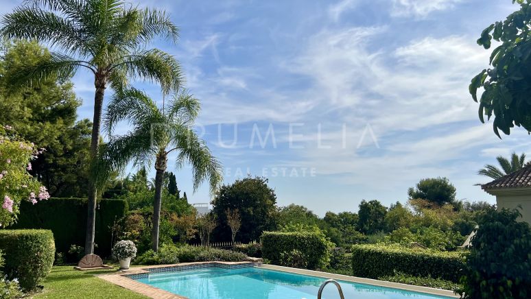 Villa de luxe de style méditerranéen avec vue sur la mer dans le quartier huppé d'Altos Reales, sur le Golden Mile de Marbella