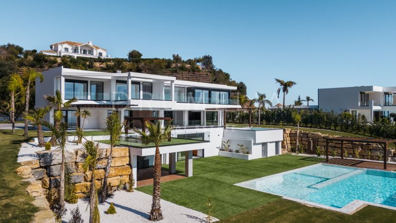 Современная и новая вилла с видом на море в Marbella Club Golf Resort, Бенахавис