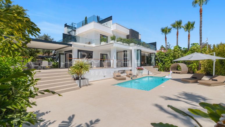 Superbe villa contemporaine de luxe avec vue panoramique sur la mer et les montagnes, El Rosario, Marbella East.