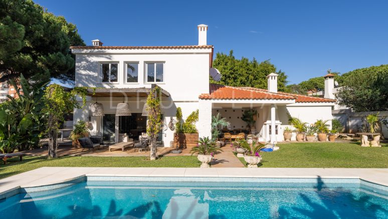 Exquisita villa junto a la playa con exuberante jardín y piscina en Marbesa