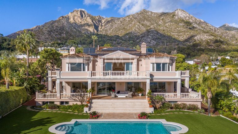 Elégante villa palatiale avec vue panoramique sur la mer dans la très prestigieuse Cascada de Camojan, Marbella Golden Mile