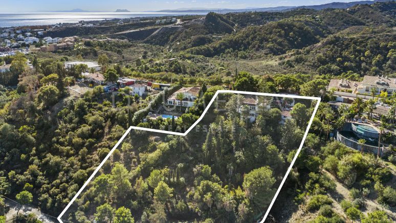 Attractive Mediterranean villa with great potential, large plot and nice view, Benahavis.