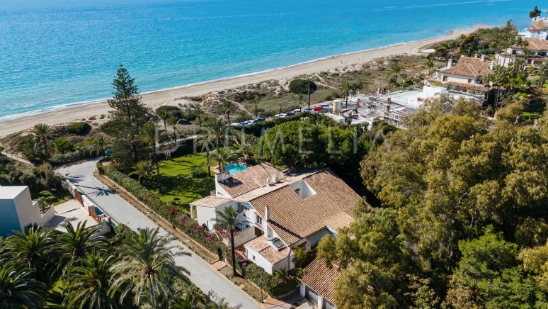 Charmante Spaanse villa aan zee in La Reserva de Los Monteros, Marbella Oost
