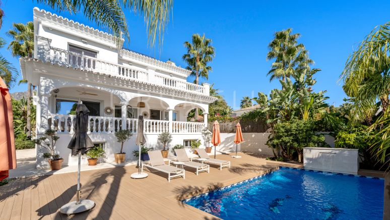 Charmante mediterrane luxe villa met zwembad en uitzicht in Nagüeles, Marbella