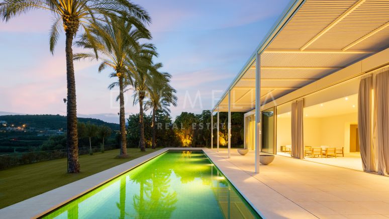 Neue zeitgenössische Luxusvilla in erster Reihe zum Golfplatz mit wunderschöner Aussicht in der elitären Finca Cortesin, Casares.