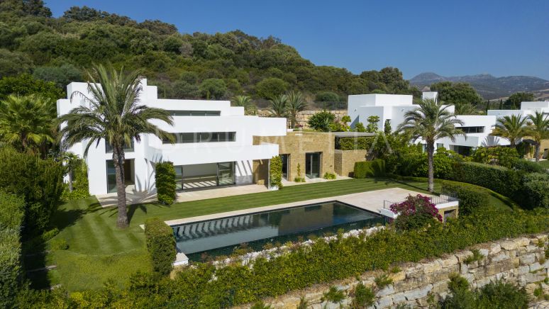 Gloednieuwe luxe villa aan de golfbaan met schitterend uitzicht en Ibiza-stijl, Finca Cortesin, Casares.