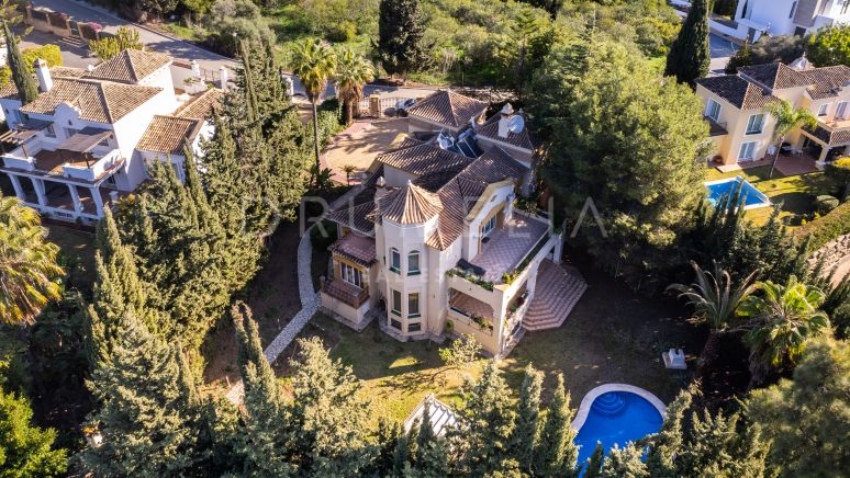 Charming Mediterranean-style, Family Luxury Villa with Swimming Pool in El Paraiso Alto, Benahavis