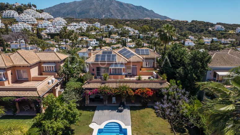 Wspaniała luksusowa willa w stylu śródziemnomorskim z prywatnym basenem i ogrodem w Nueva Andalucia, Marbella