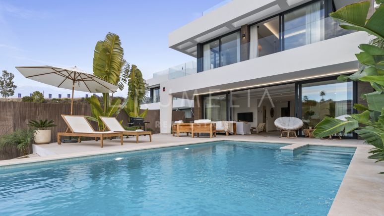 Moderne vestvendt villa i La Resina Golf med utsikt over fjellene og golfbanen, Estepona.