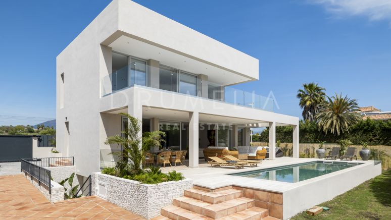 Luksusowa willa w prestiżowej lokalizacji przy plaży z nowoczesnym designem, Marbella