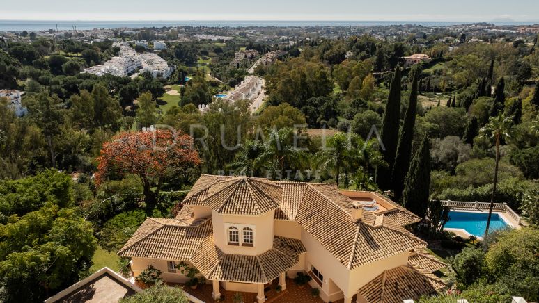 Magnifique villa avec vue panoramique sur la mer dans la communauté fermée El Herrojo Alto- Benahavis
